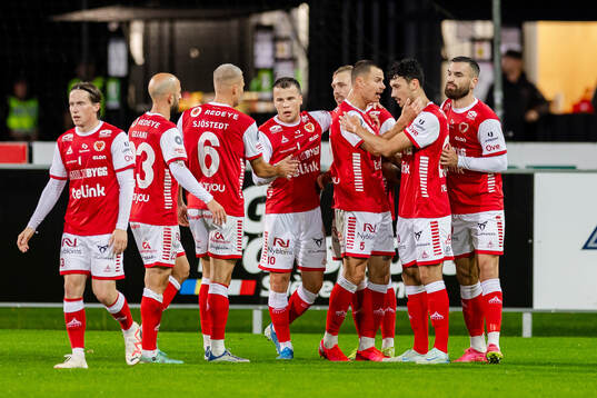 Kalmars spelare jublar med Dino Islamovic