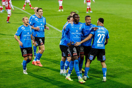 Halmstads spelare jublar med Yannick Agnero