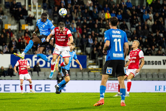 Halmstads Yannick Agnero och Kalmars Simon Skrabb