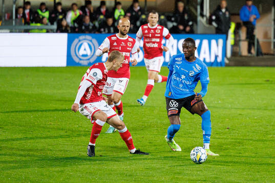 Kalmars Rony Jansson och Halmstads Yannick Agnero