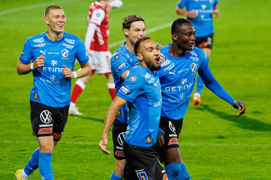 Halmstads spelare jublar med Yannick Agnero