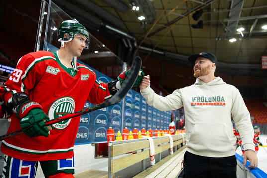 Frölundas Mikael Ruohomaa och materialförvaltare Andy