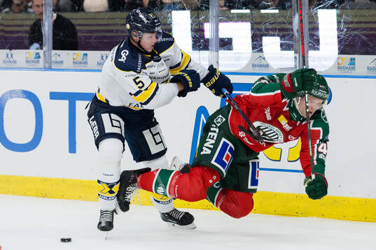 HV71s Victor Sjöholm och Frölundas Carl Klingberg