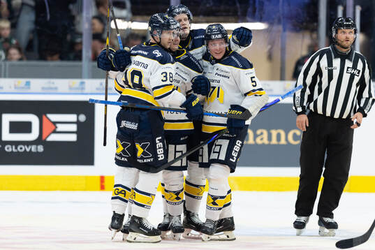 HV71s Olle Alsing jublar med lagkamrater