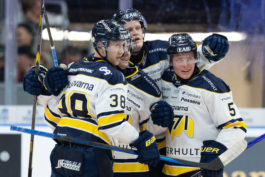 HV71s Olle Alsing jublar med lagkamrater