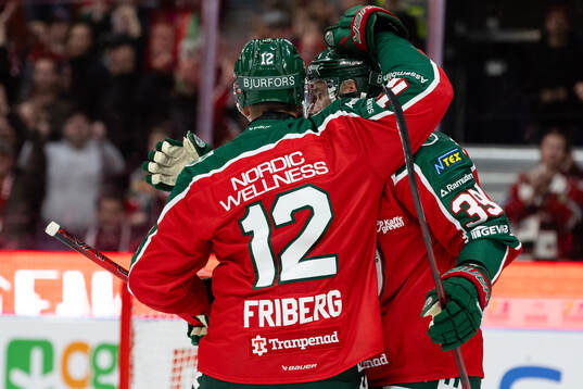 Frölundas Max Friberg jublar ihop med Mikael Ruohomaa