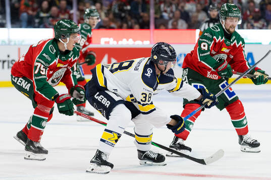 Frölundas David Edstrom och Linus Weissbach mot HV71s Olle