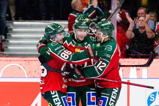 Frölundas Erik Thorell jublar med Mikael Ruohomaa och Max