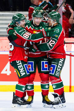 Frölundas Erik Thorell jublar med Mikael Ruohomaa och Max