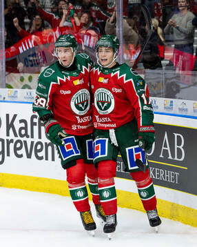 Frölundas Mikael Ruohomaa jublar ihop Isac Born