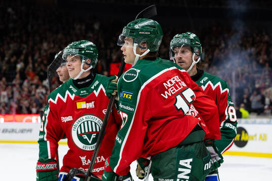 Frölundas Isac Born jublar med lagkamrater