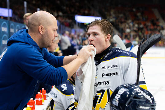 HV71s Victor Sjöholm får vård