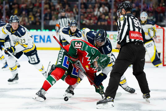 Frölundas Nicklas Lasu tekar mot HV71s Tanner Kero