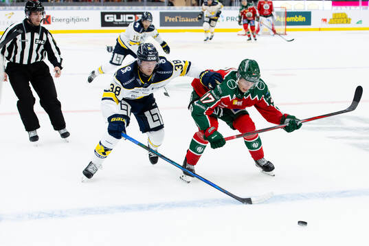 HV71s Olle Alsing och Frölundas Isac Born