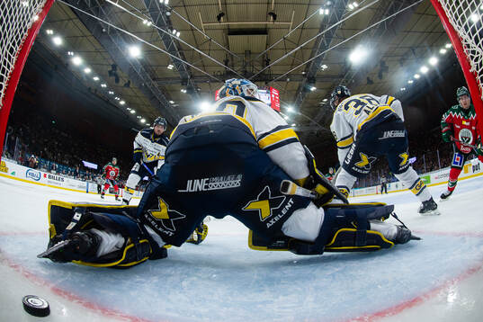 Frölundas Max Friberg skjuter 1-0 bakom HV71s målvakt