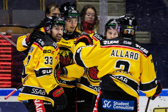 Luleås Markus Nurmi jublar med lagkamrater