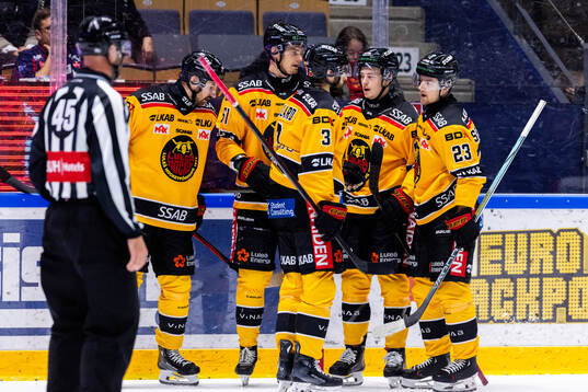 Luleås Markus Nurmi jublar med lagkamrater
