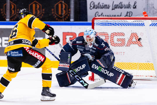 Luleås Anton Levtchi gör 3-1 bakom Linköpings målvakt