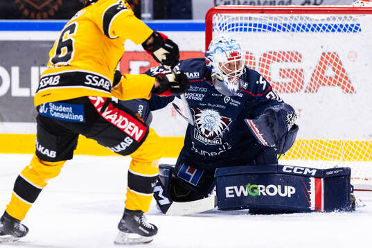 Luleås Anton Levtchi gör 3-1 bakom Linköpings målvakt
