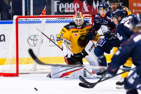 Luleås målvakt Matteus Ward och Linköpings Johan Johnsson