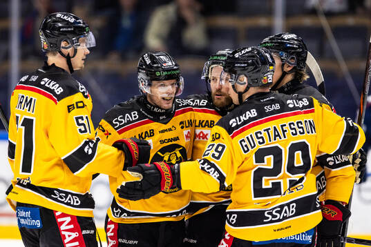 Luleås Brian O'neil jublar med lagkamrater