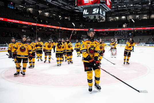 Luleås Eetu Koivistoinen jublar med lagkamrater