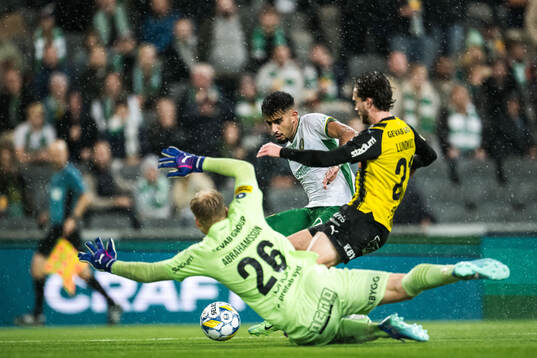 Hammarbys Oscar Johansson Schellhas och Häckens målvakt