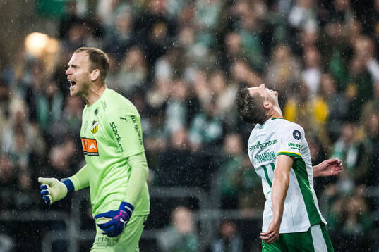 Hammarbys Oscar Johansson Schellhas och Häckens målvakt