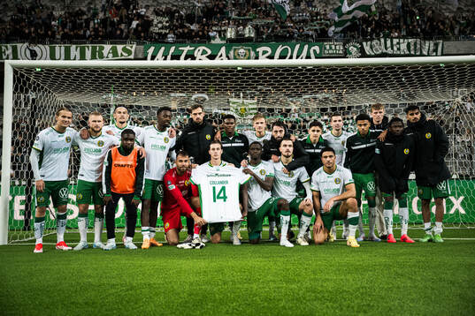 Hammarby spelare poserar med tröjan till Dennis Collander