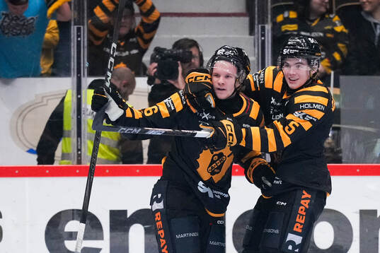 Skellefteås Anton Heikkinen och Axel Sandin Pellikka jublar