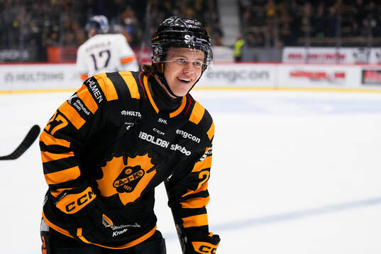 Skellefteås Oskar Vuollet jublar