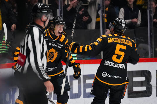 Skellefteås Oskar Vuollet  jublar