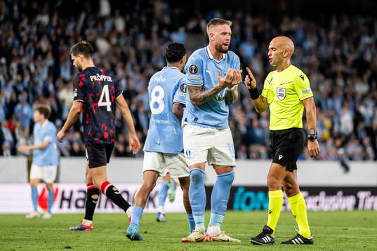 Pontus Jansson of Malmö FF and referee Luis Godinho
