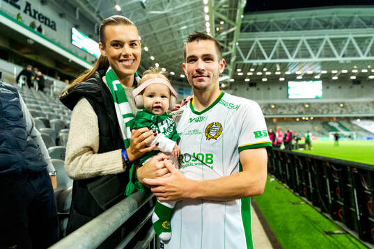 Hammarbys Oscar Johansson Schellhas jublar med familj