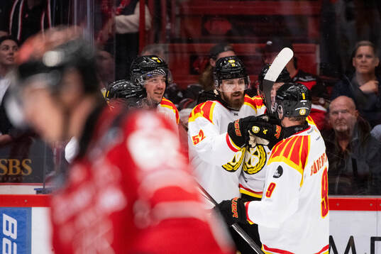 Brynäs Jack Kopacka jublar med lagkamrater