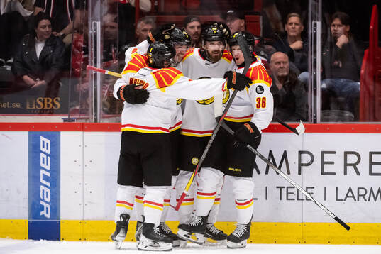 Brynäs Jack Kopacka jublar med lagkamrater