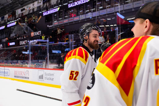 Brynäs Jack Kopacka och målvakt Ludvig Persson jublar