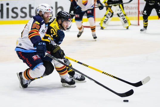 Djurgårdens Linus Klasen och Västerås Konstantin Komarek