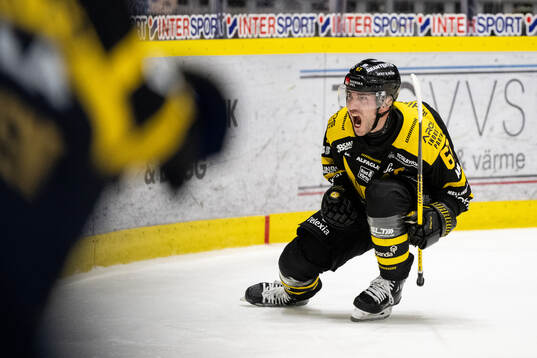 Västerås Konstantin Komarek jublar