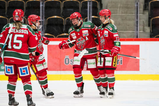 Modos Maja Grundström och Mira Hallin jublar