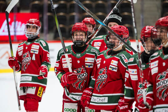 Modos Ebba Hedqvist jublar med lagkamrater
