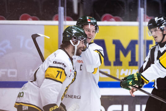 Björklövens Gustav Possler jublar
