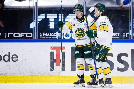 Björklövens Oscar Tellström jublar