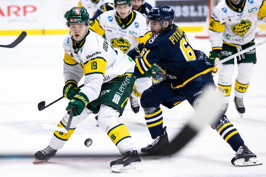 Björklövens Liam Dower Nilsson och Södertäljes Miikka