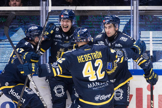 Södertäljes Juho Liuksiala jublar