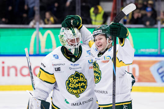 Björklövens målvakt Joona Voutilainen och Bruno Osmanis