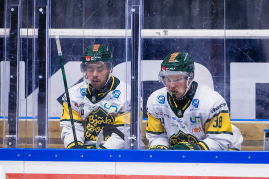 Björklövens Mattias Nörstebö och Joel Mustonen sitter