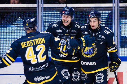 Södertäljes Juho Liuksiala jublar med Henrik Eriksson och