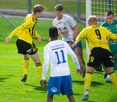 IFK Hässleholms Hugo Arvidsson skjuter 1-0 i matchen i