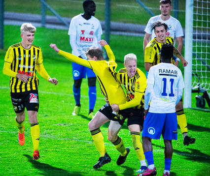 IFK Hässleholms Hugo Arvidsson gör 1-0 och grattas av